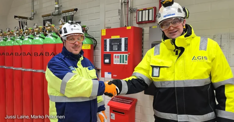 Kemiran Porin tehtaalle AGIS Fire & Securityn suunnittelema palosuojauksen kokonaisuus. Kuvassa Jussi Laine, Kemira Oyj ja Marko Pelkonen, AGIS Fire & Security Oy
